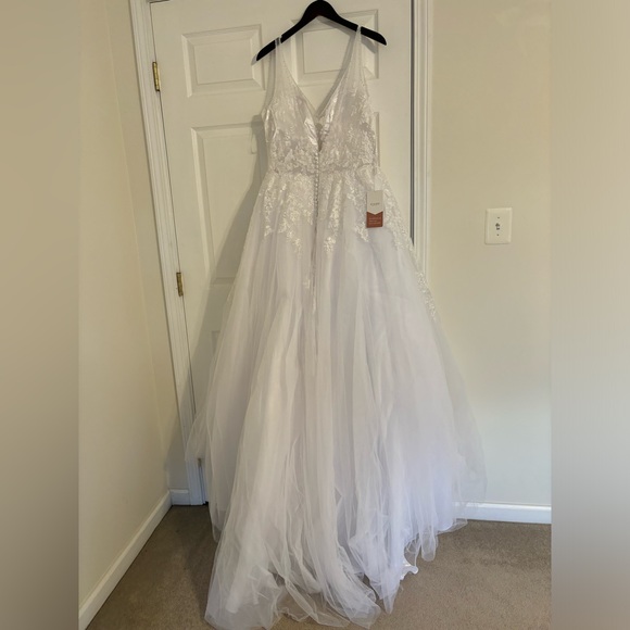 NEW WITH TAGS 2024 WEDDING DRESS - Picture 3 of 5